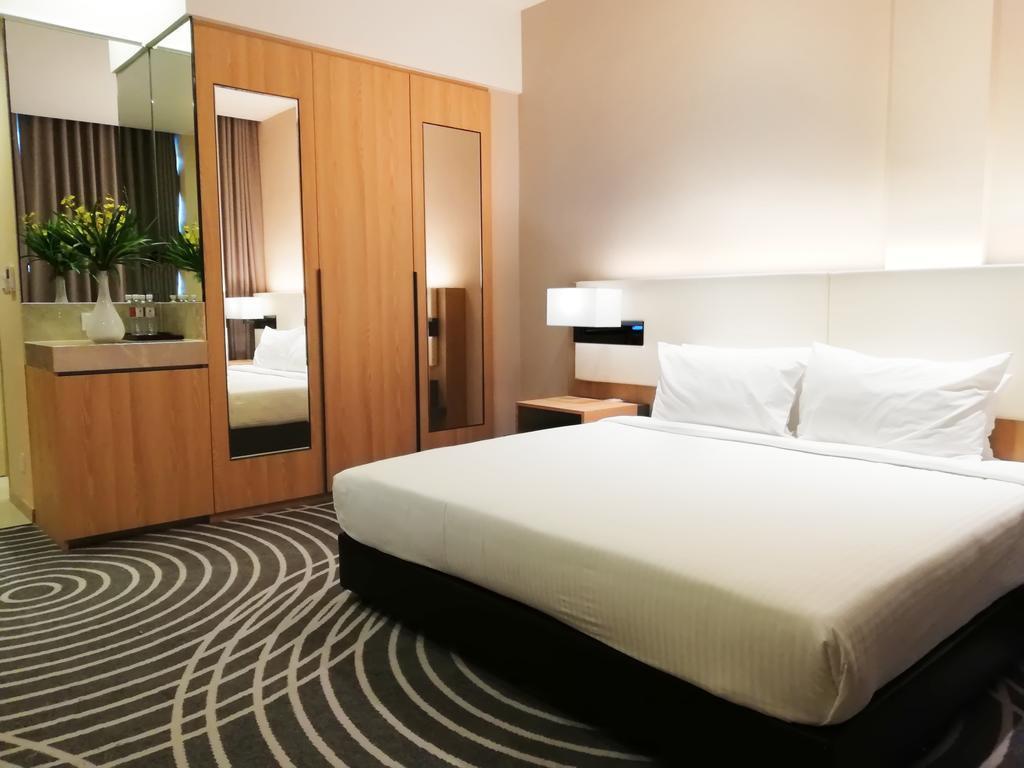 Upper View Regalia Hotel Куала Лумпур Екстериор снимка