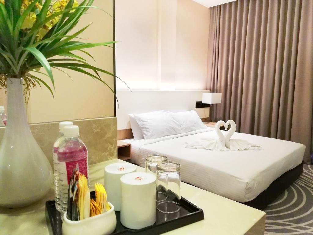 Upper View Regalia Hotel Куала Лумпур Екстериор снимка