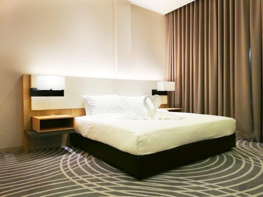 Upper View Regalia Hotel Куала Лумпур Екстериор снимка