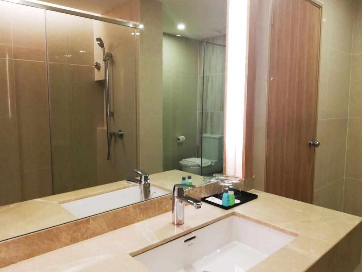 Upper View Regalia Hotel Куала Лумпур Екстериор снимка